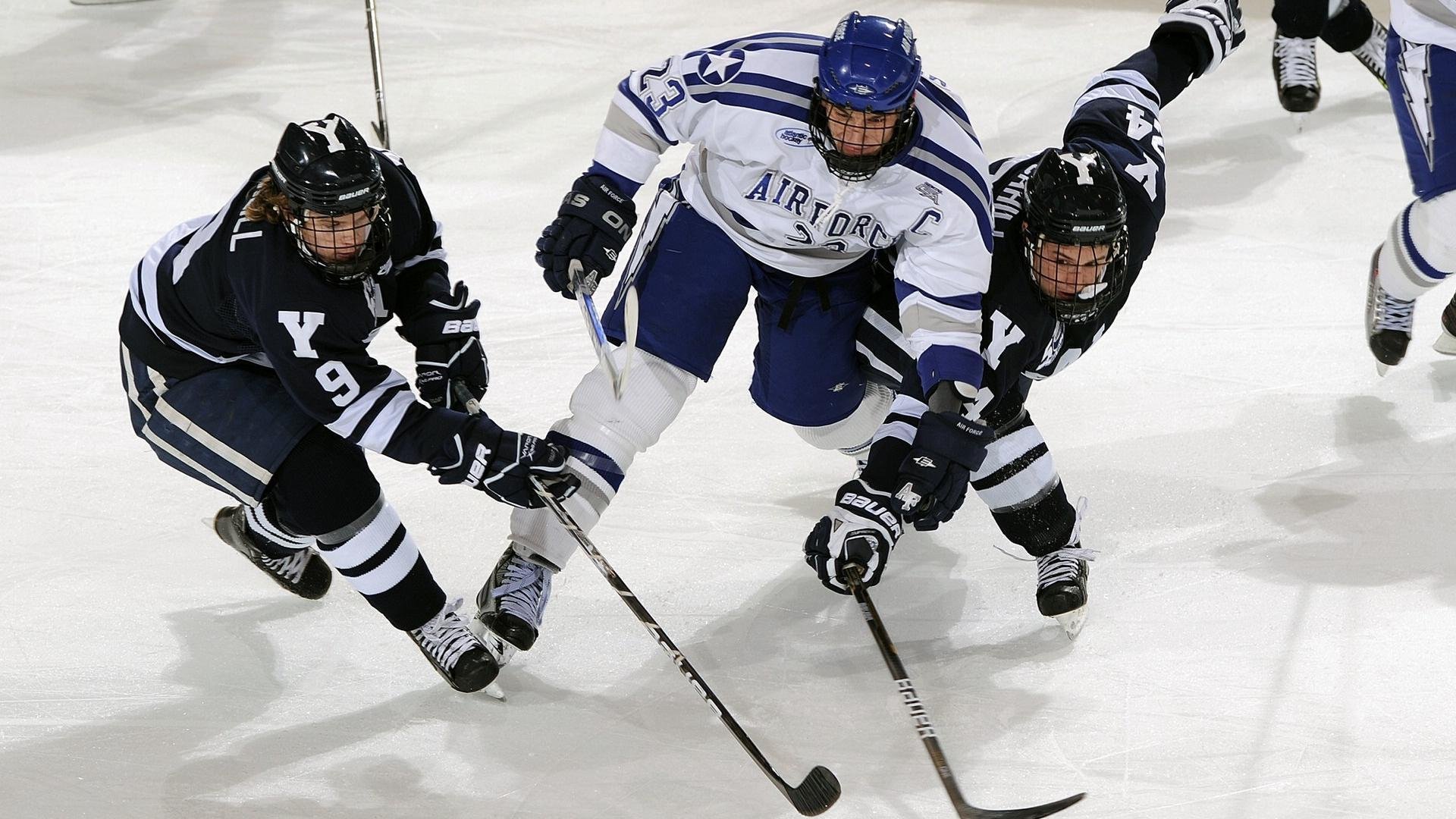 2012年东部半决赛:热火艰难击败老牌凯尔特人,詹姆斯在比赛中砍下45分,表现堪称传奇。